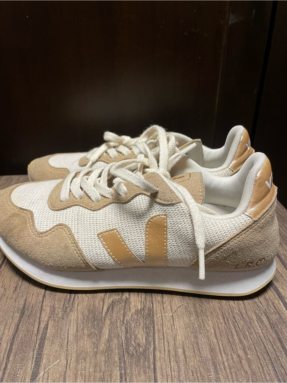 Veja Women’s Cream & Tan Low-Top Sneakers size7
